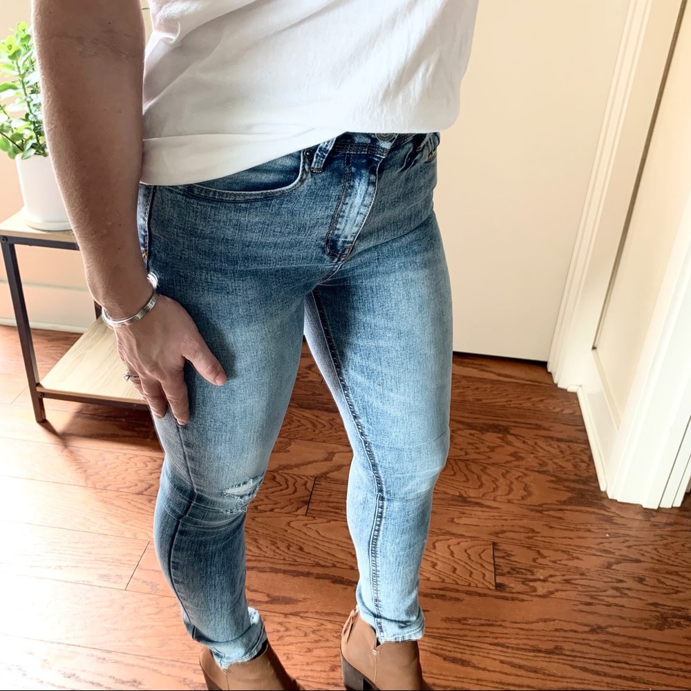 | aria distressed skinny jean | - Picture 3 of 6